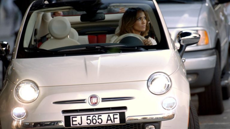 Jennifer Lopez au volant de la Fiat 500 C