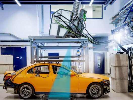Mercedes tourne la première vidéo au monde d'un crash test aux rayons X