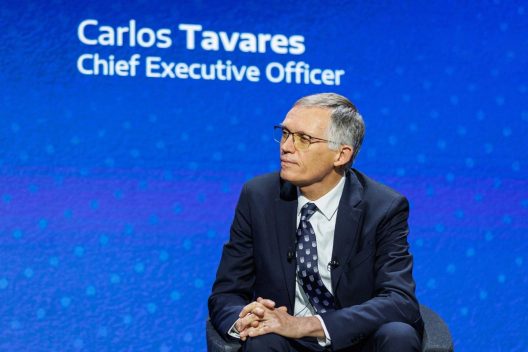 Les investisseurs de Stellantis rejettent le plan de rémunération suite aux critiques essuyées par Carlos Tavares